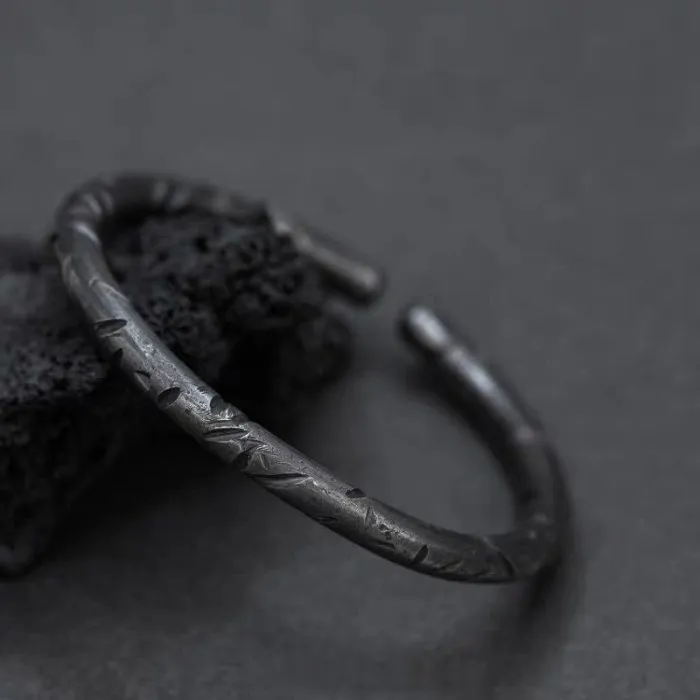 Unique Men’s Black Alloy Open Bracelet Mobius Twist Design Retro Vintage Bangle